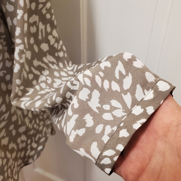 Apt. 9 Beige & White Animal Print Blouse Size XL - Picture 3 of 9